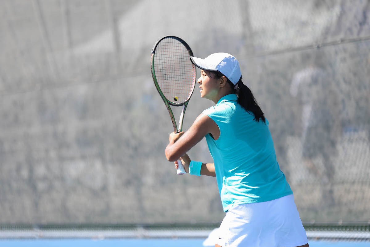 Naomi Xu en pleine action lors de la 35e édition des Internationaux de tennis junior Banque Nationale. (photo par Megan Matsubara)*